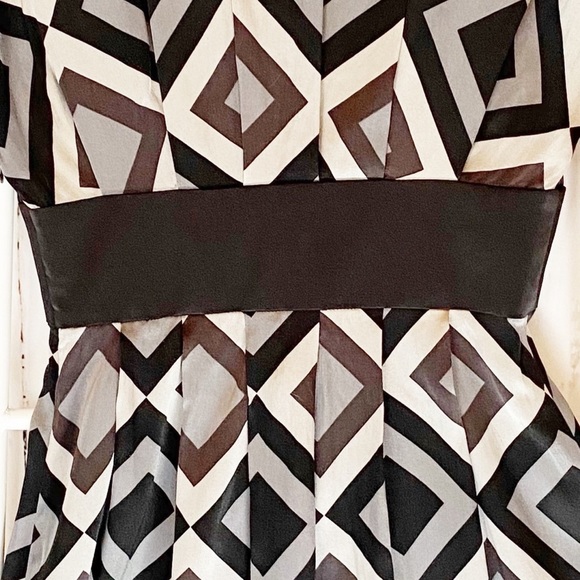 Express V Neck Geometric Print Cap Sleeve Dress - Picture 8 of 8